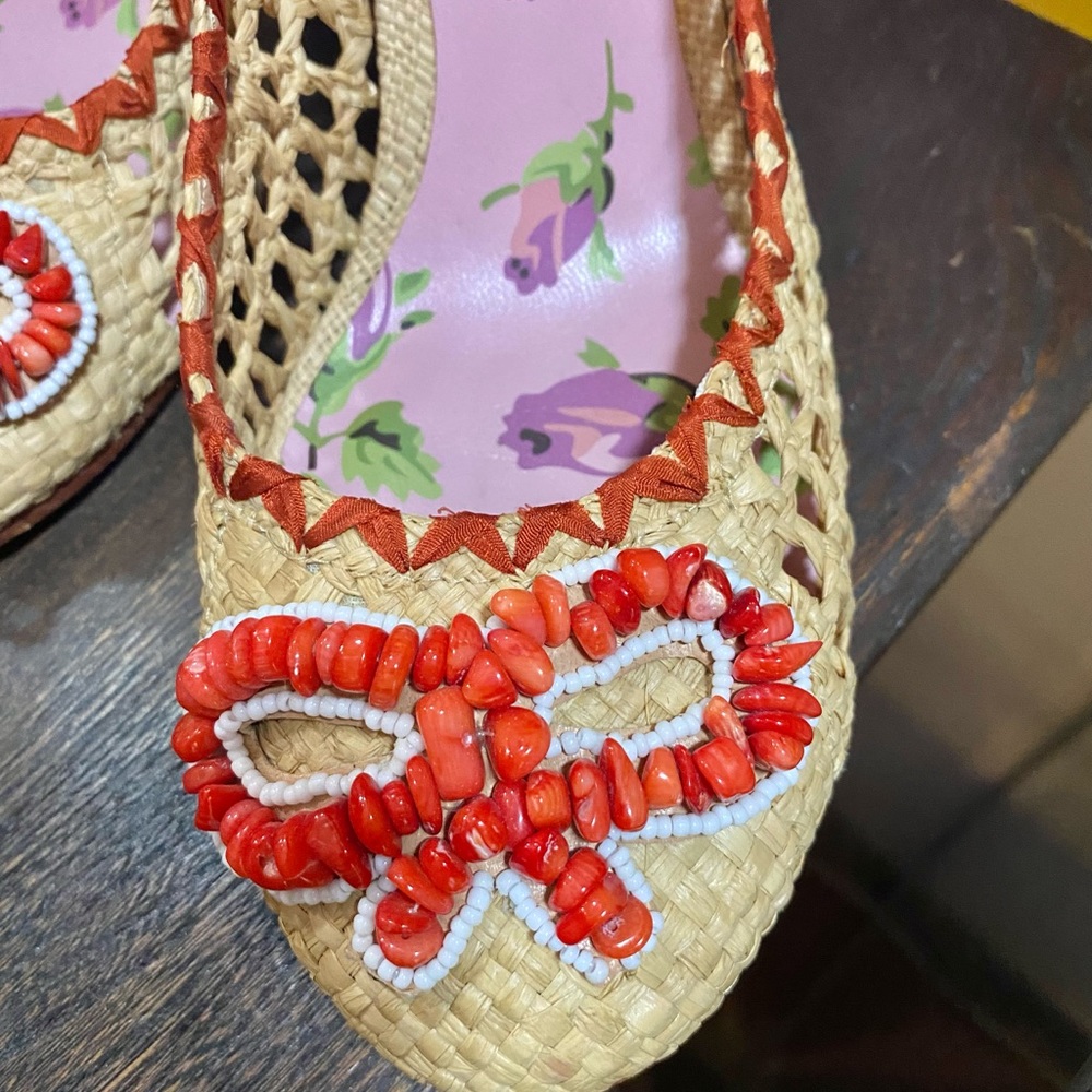 Betsey Johnson raffia woven beaded pumps heels 9 round